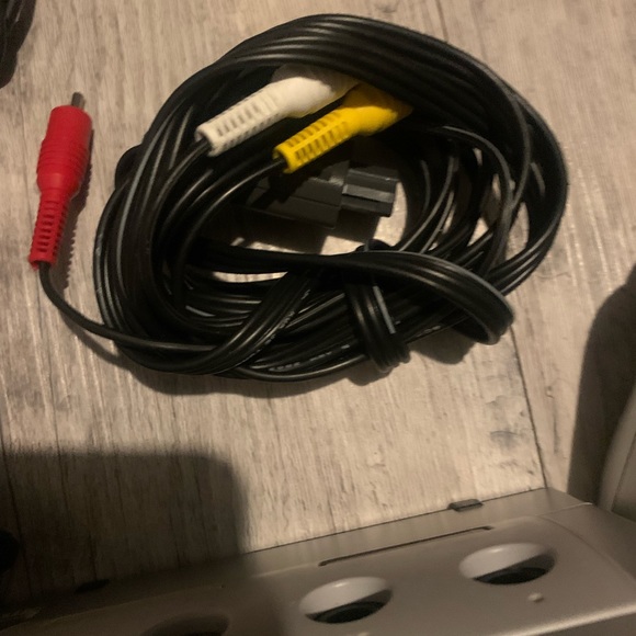 Nintendo GameCube Silver Console DOL-101 w/ Controller & Cables - Picture 8 of 10